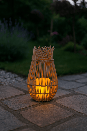 Lampe solaire NATURELIA SOLAIRE rotin tressé. Effet bougie, design naturel et romantique. Idéale jardin, terrasse, balcon et allée. - Galix Solaire Shop