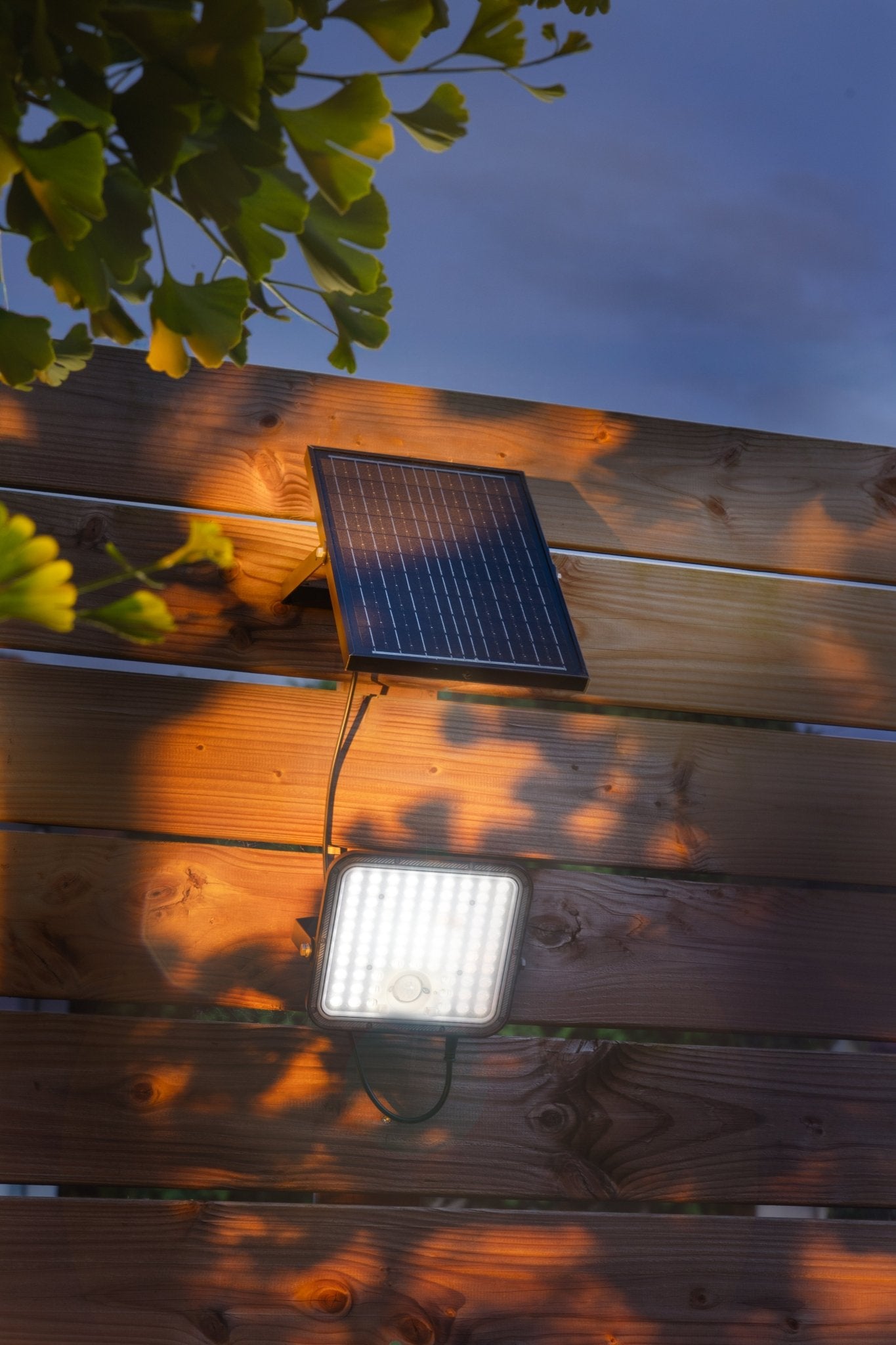 Projecteur LED solaire 2000 Lumens avec détecteur de présence et panneau déporté - Galix Solaire Shop