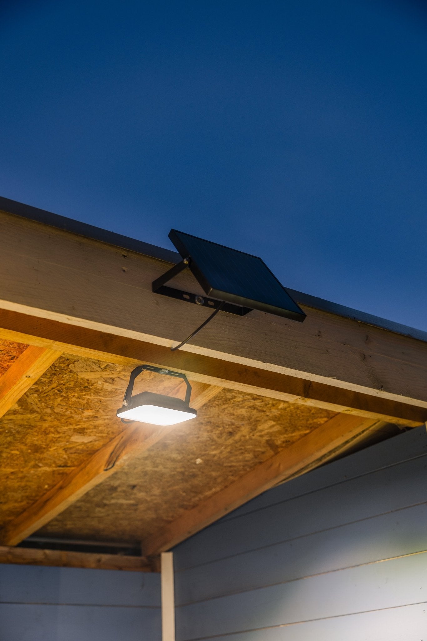 Projecteur LED solaire 850 Lumens avec panneau déporté - Galix Solaire Shop