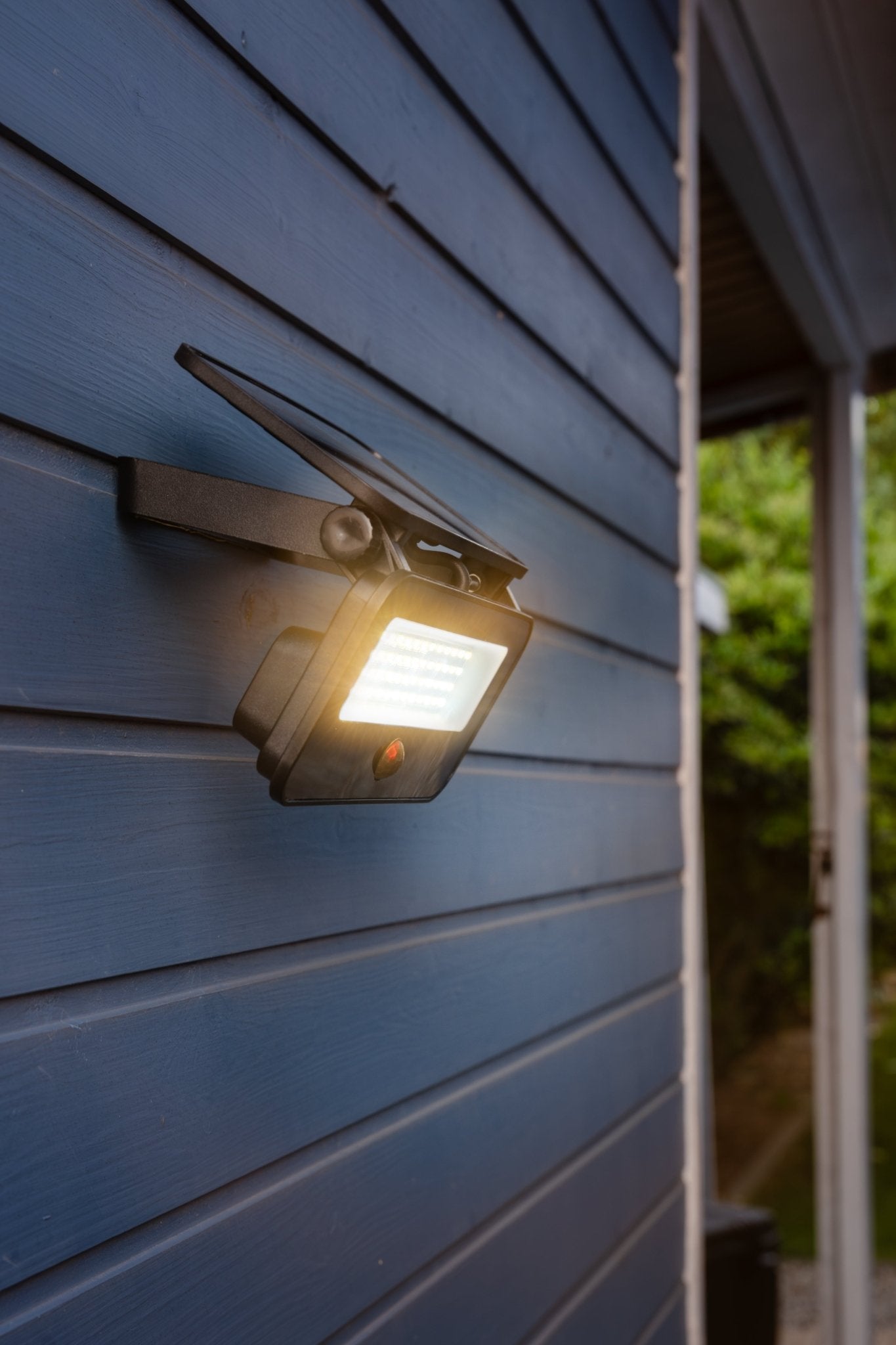 Spot solaire mural très éclairant avec détecteur de présence 1200 Lumens - Galix Solaire Shop