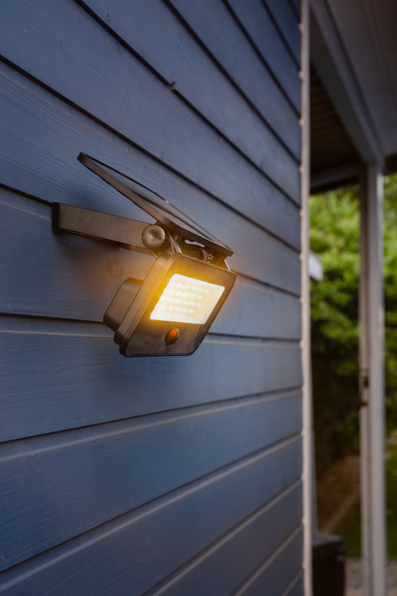 Spot solaire mural très éclairant avec détecteur de présence 1200 Lumens - Galix Solaire Shop